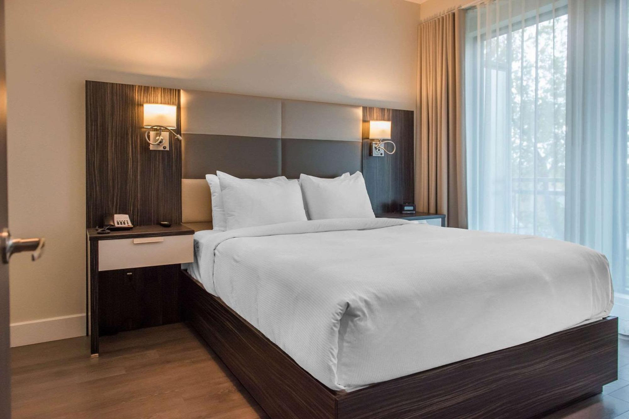 Les Suites Victoria, Ascend Hotel Collection Гатино Екстериор снимка