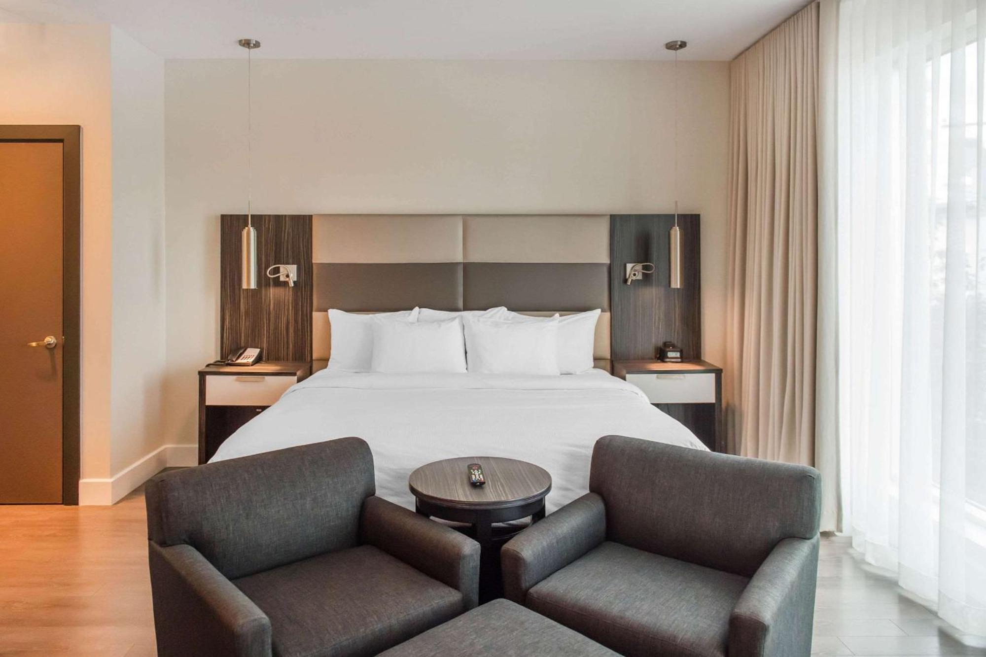 Les Suites Victoria, Ascend Hotel Collection Гатино Екстериор снимка
