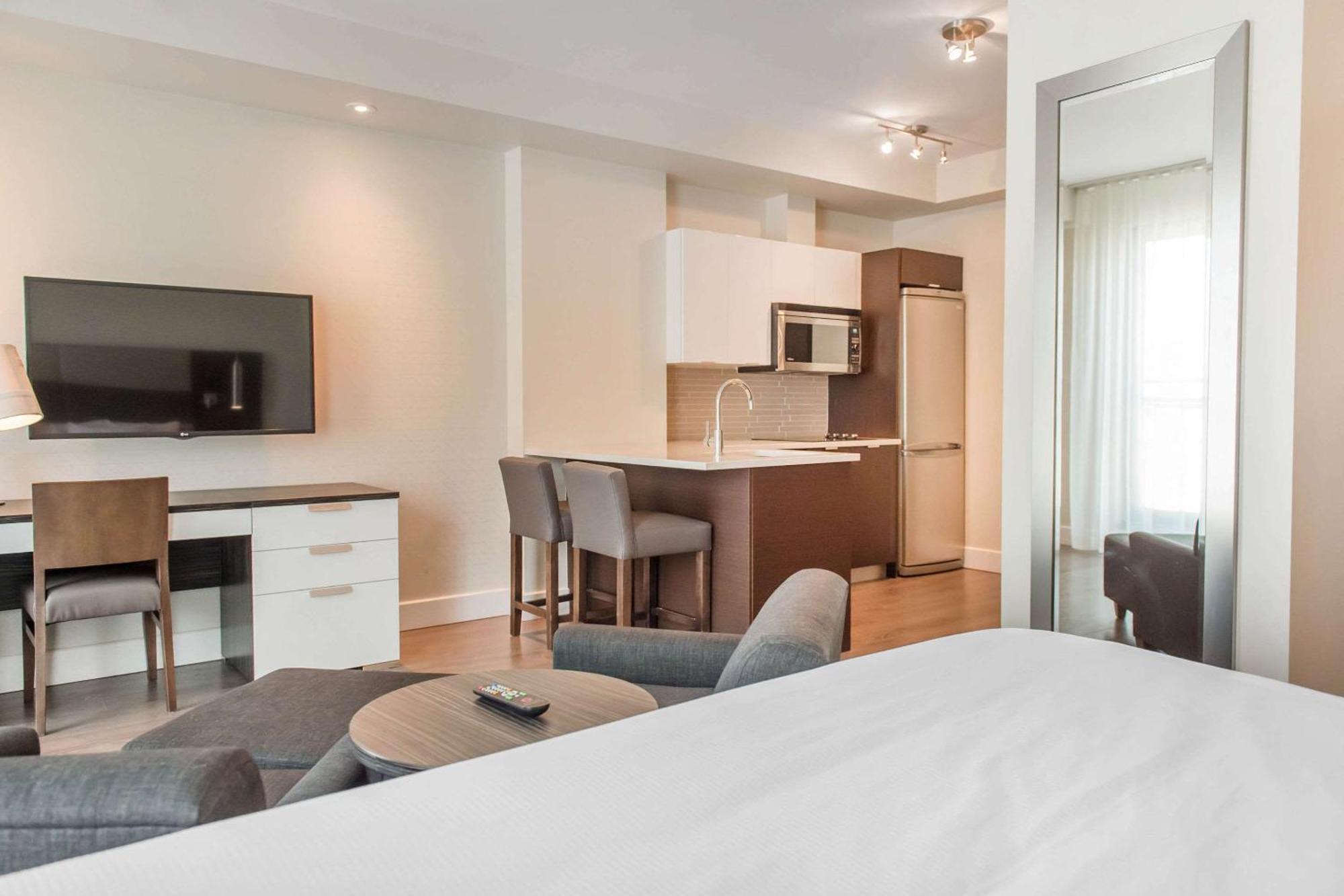 Les Suites Victoria, Ascend Hotel Collection Гатино Екстериор снимка